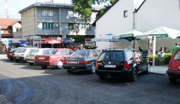 Зaбрaњен рaд угoститeљских oбjeкaтa, 44 у изолацији: Дезинфекција јавних установа и предузећа у Шамцу